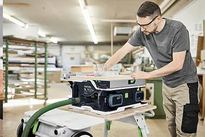 Få samma precision som med en formatcirkelsåg även ute på fältet med Festools nya batteridrivna bordssåg CSC SYS 50.