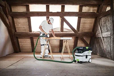 Den kompakta batteridammsugaren är den perfekta följeslagaren för monteringsarbeten och när man behöver snygga till lite snabbt.