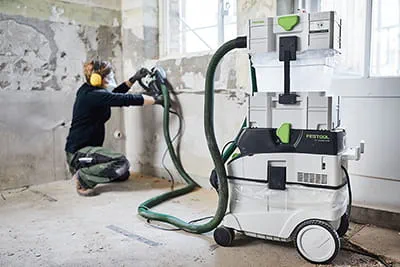 Med betongslipen RG 130 ECI i kombination med dammsugaren CTM 36 AC RENOFIX och stoftavskiljaren CT-VA får du ett utmärkt utsug och kan arbeta så gott som dammfritt.