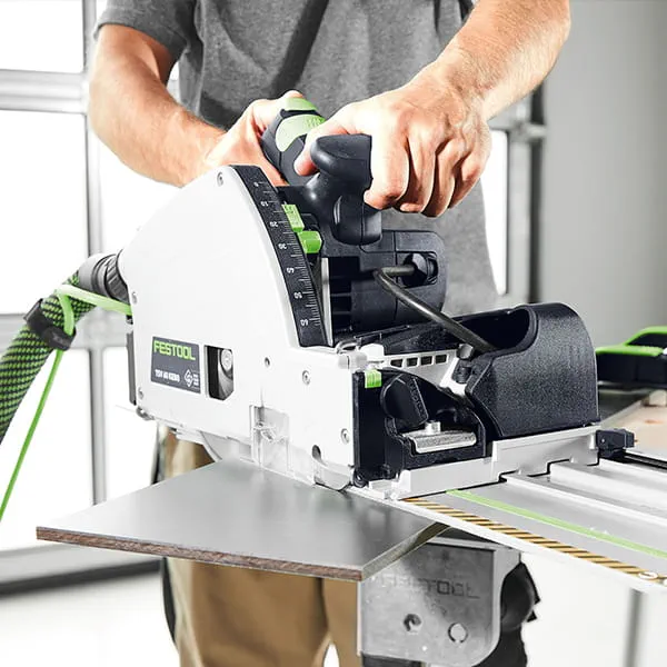 Den nya Festool TSV 60 K försågs med en fördjupningssåg i aktion