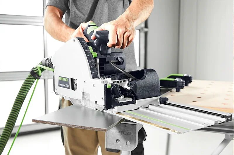 Den nya Festool TSV 60 K försågs med en fördjupningssåg i aktion