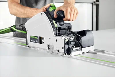 Den nya Festool TSV 60 K försågs med en fördjupningssåg i aktion