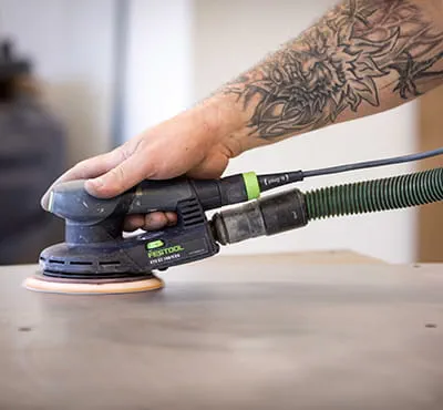 Slipning med den batteridrivna excenterslipen från Festool