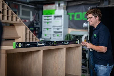 Gary Banks visar stolt alla sina verktyg