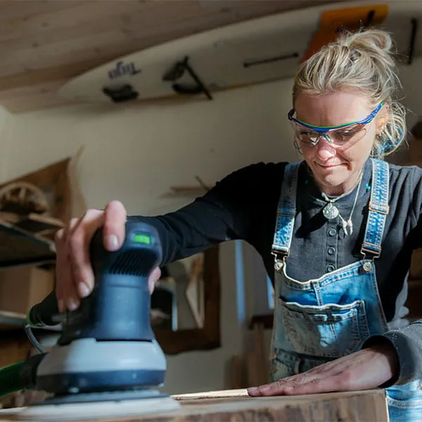 Träbalkarna hyvlas med Festools enhandshyvel