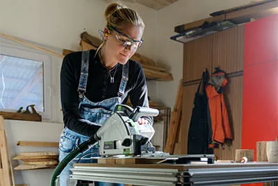 Festools batteri-borr/skruvdragare i arbete