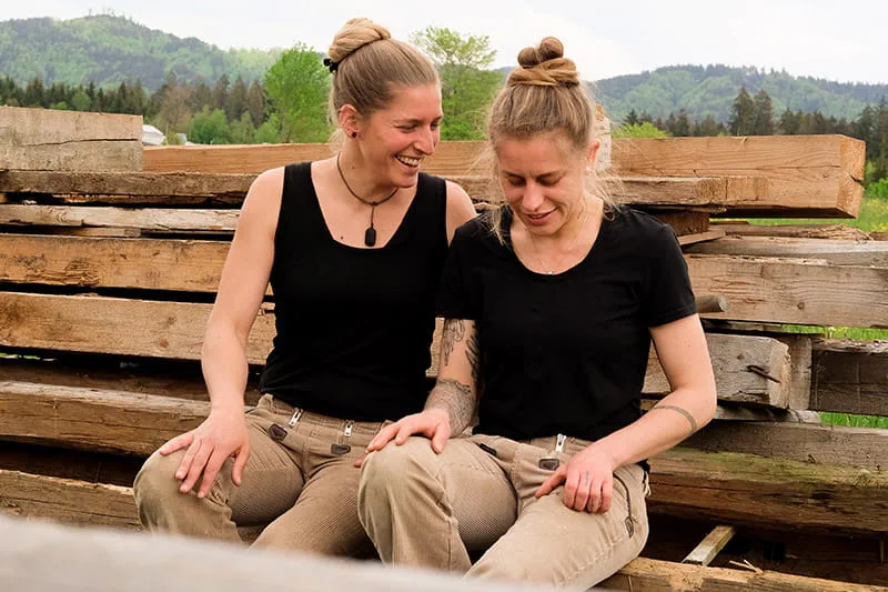 Två snickare tittar på trä för nästa projekt
