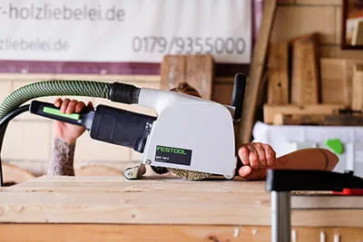 Snickarna slipar en bit trä med Festools borstmaskin BMS 180 E