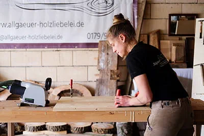 Den första tillsågningen för nästa projekt på Allgäuer Holzliebelei