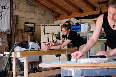 Två snickare som arbetar med Festools cirkelsåg