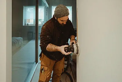 Festools excenterslip i arbete på byggarbetsplatsen