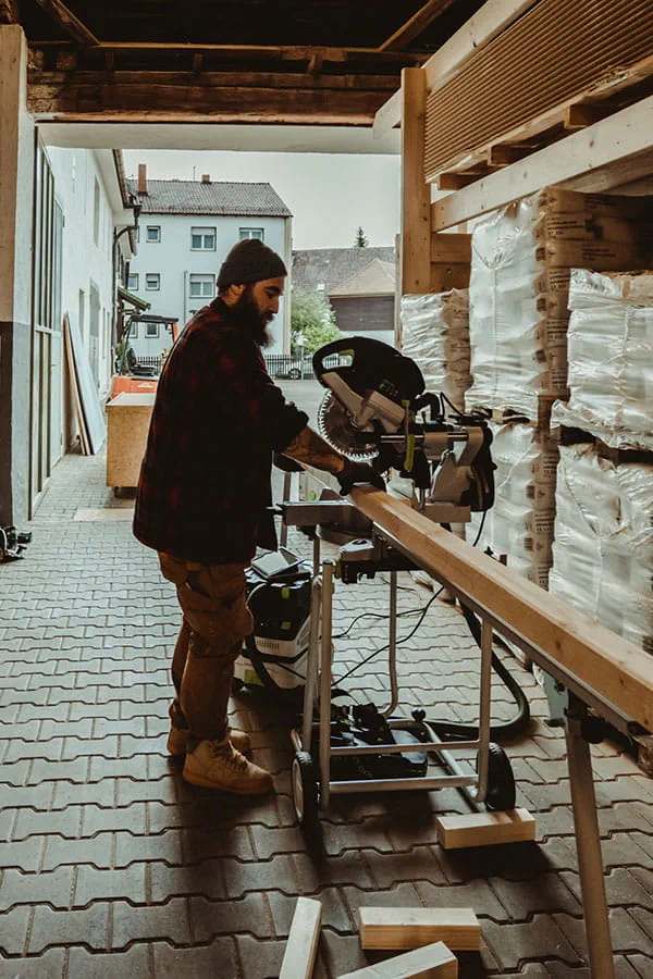 Såga till träbitar med Festools kap-/gersåg KAPEX