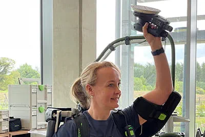Mel Freywald med exoskelett
