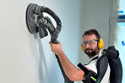 Maciej Hdy med exoskelett