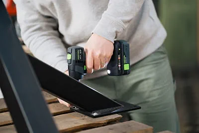 Skruva med Festools batteridrivna skruvdragare
