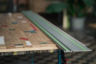 Ett parkettbord och Styrskenan från Festool