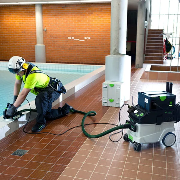 Plattsättning i en simhall, Finland
