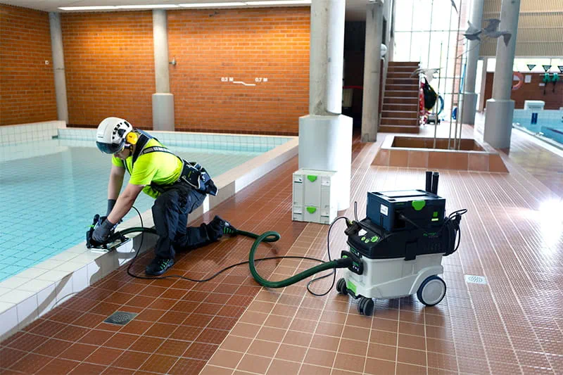 Plattsättning i en simhall, Finland