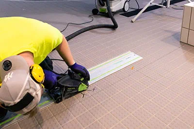 Dammfritt jobb i simhallen tack vare dammsugaren med stoftavskiljare
