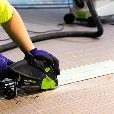 Arbete på simhallens klinker med Festool-verktyg