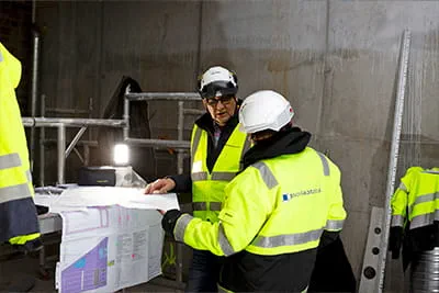Mestarilaatoitus diskuterar arbetet med simbassängen