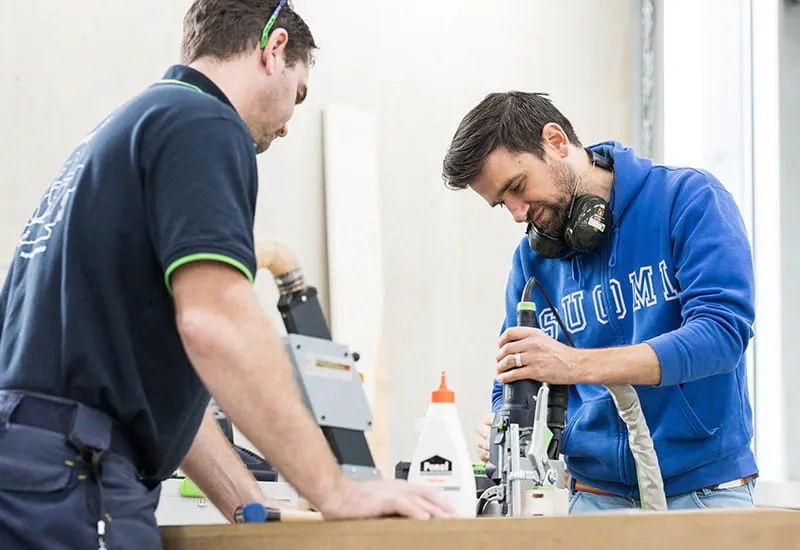 Kantfräsen OFK 500 Q R3 från Festool i arbete.