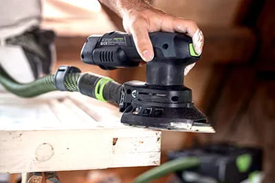Marco Dworzak slipar fönster och ramar med batterislipmaskinen från Festool