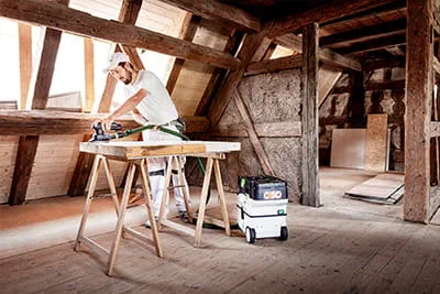 Marco Dworzak slipar fönster och ramar med hjälp av Festools batterislipmaskin och den nya batteridrivna dammsugaren CLEANTEC CTLC MINI