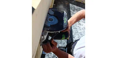 Battericirkelsågen HKC 55 från Festool används för att bygga ett trähus.