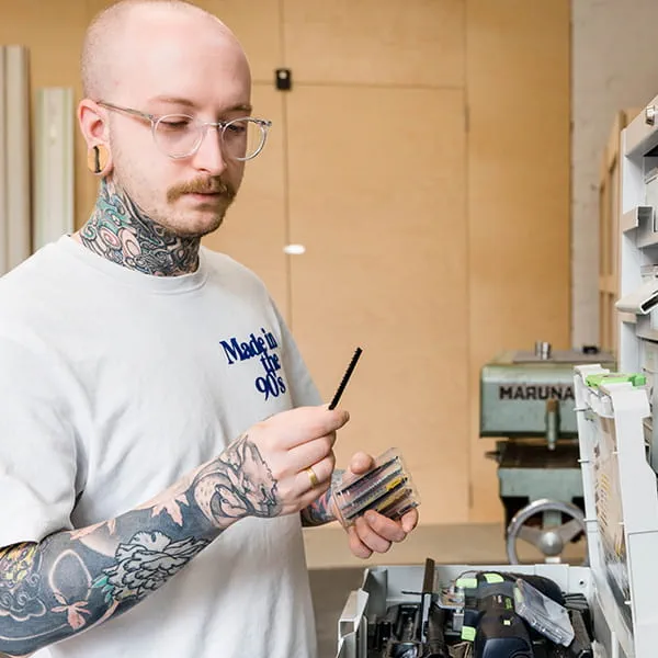 Snickarmästare och produktdesigner Jonas Winkler väljer ett lämpligt sticksågsblad
