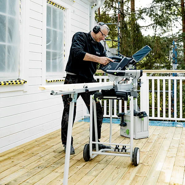 Den nya KSC 60 från Festool används för att bygga ett svenskt trähus