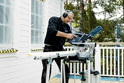 Den nya batteridrivna kap-/gersågen KSC 60 från Festool i arbete