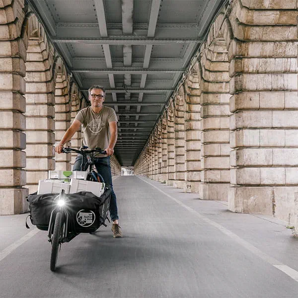 Philippe Genty är möbelsnickare i Paris