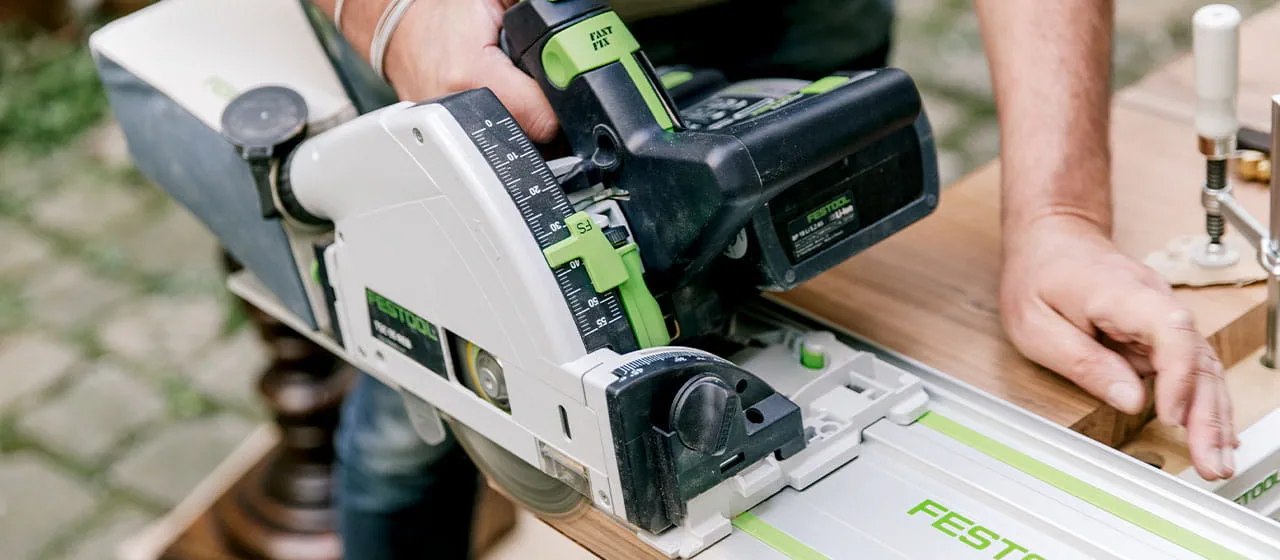 Philippe Genty arbetar bara med batteridrivna verktyg från Festool. Han sätter upp sin arbetsstation på nolltid.
