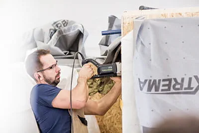 Modulhusens väggar bearbetas med Festools verktyg.