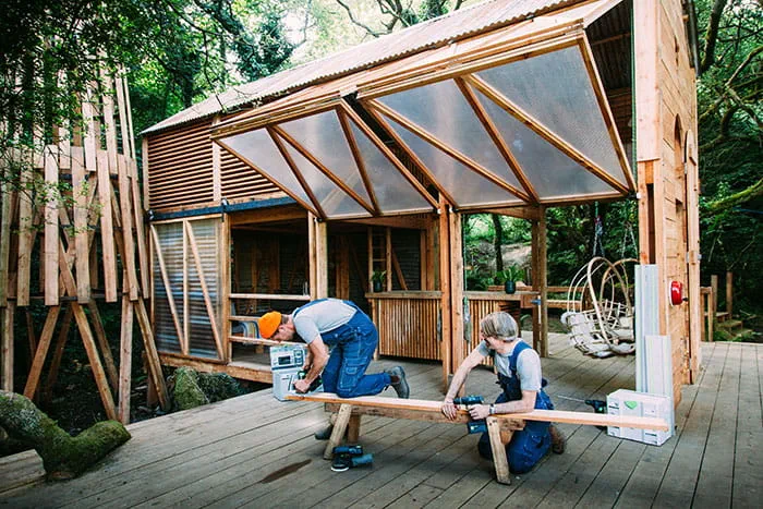 Ytan bearbetas med Festools batteriverktyg