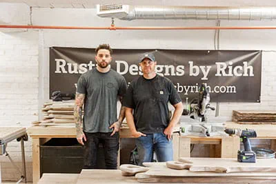 De båda grundarna av Rustic Designs by Rich