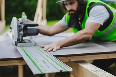 Schneestern arbetar med Festool TSC 55 och styrskenan