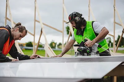 Precisionsarbete med Festool-verktyg på scenen och velodromkurvan
