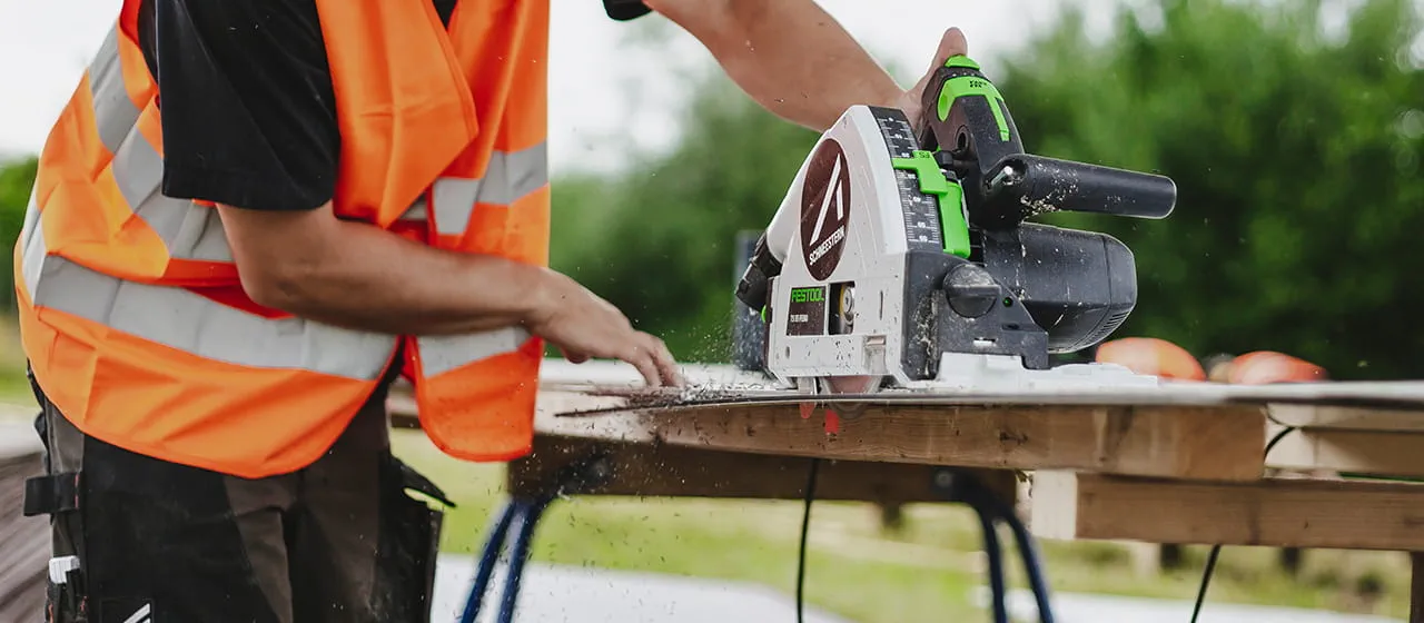 En del till scenen sågas med Festool TSC 55