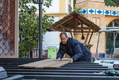 En snickare i arbete