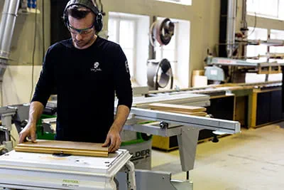 Arbete i snickeriverkstaden