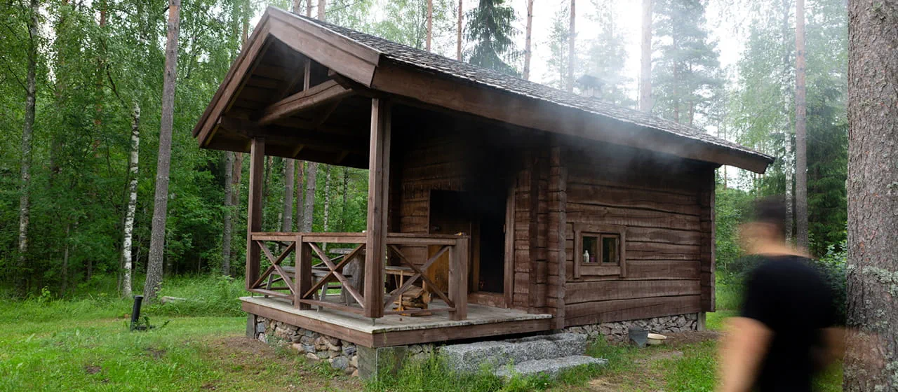 En rökbastu utifrån.