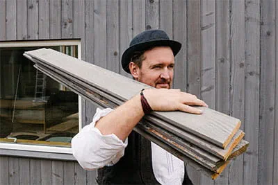 Mästare, handlingsmänniska, med många järn i elden