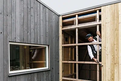 Ramen och panelerna på moderna trähus måste klara det ibland ganska råa Östersjöklimatet.