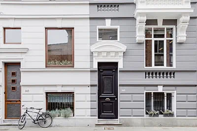 Restaurerade fasader på bostadshus i Flandern, Belgien