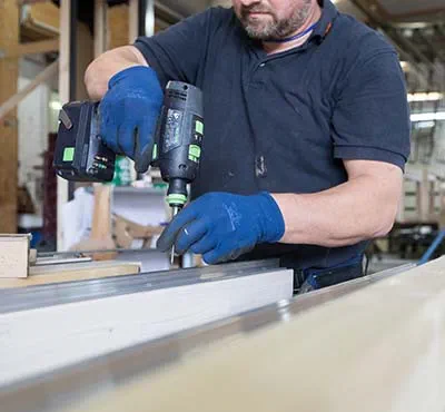 Skruvning med skruvdragare från Festool