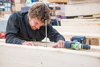 Festools batteri-borr/skruvdragare i arbete