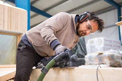 Trästyckena hyvlas med Festool-hyveln