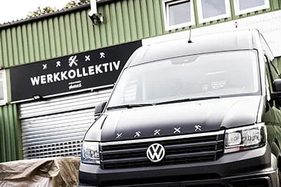Firmabilen med symbolerna fram.
